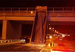 TEM'de damperi açık kalan kamyon üst geçide takıldı