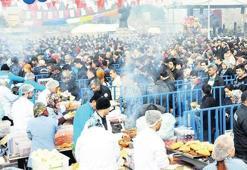 25 bin kişi sucuk ekmek için toplandı