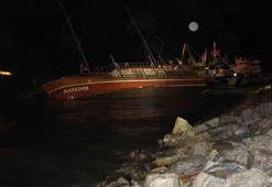 Kuşadası'nda gezi teknesi battı