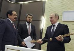 Bahreyn Kralı, Putin'e Şam çeliğinden kılıç hediye etti