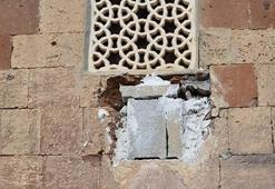 Pes doğrusu! Cami duvarından...