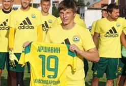 Arshavin'den sürpriz imza