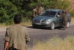 PKK, Diyarbakır'da yol kesti, 2 aracı yaktı