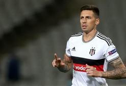 Sosa Kartal'a tat veriyor