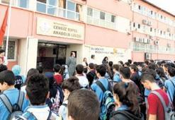 Müdür yardımcısından öğrenciye: Bu bacaklarla otobana çık!