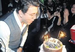 Doğum gününü sahnede kutladı