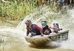 Nehirde adrenalin dolu mücadele
