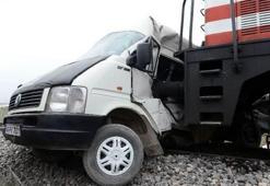 Tren ve öğrenci servisi çarpıştı!