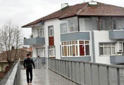 'Evimin içi görünüyor' dedi, üstgeçide yıkım kararı çıkarttı!