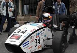 Yerli Formula Aracı'nı denedi