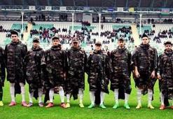 Azerbaycanlı futbolculardan askeri kıyafetli anma