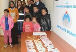 Çocuklarını dilendiren Suriyeli'nin üzerinden 8 bilezik çıktı