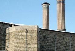 Çifte Minareli Medrese'ye boru döşediler!