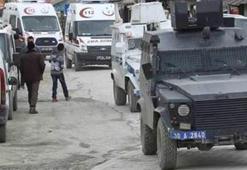 Yüksekova'da bina çöktü: 3 asker yaralı