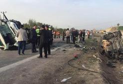 Cenaze aracı ile hafif ticari araç çarpıştı: 4 ölü, 2 yaralı