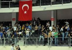 Derbide tribünler boşaltıldı!