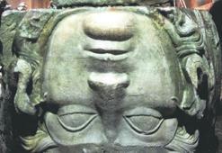 Medusa gelen hırsızları korkutur
