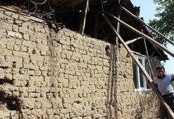 Engelli kardeşler evleri başlarına yıkılacak diye nöbetleşe uyuyor