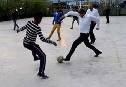 Davutoğlu, Varto'da çocuklarla futbol oynadı