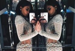 Kylie Jenner’ın metalik elbisesi başına dert oldu