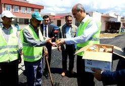 Başkan işçilerine dondurma ikram etti