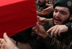 Şehit annesi oğlunun silah arkadaşlarını görünce feryat etti