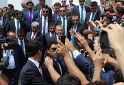 Cumhurbaşkanı Erdoğan’a cuma namazı çıkışı sevgi gösterisi
