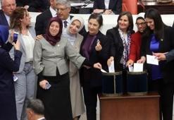 Kullanmadıkları renkli oylarla hatıra fotoğrafı çektirdiler