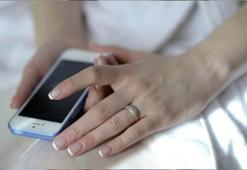 Gerdek gecesi mesajlaşan karısını boşadı!