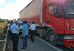 Resmi polis ekibine TIR çarptı!