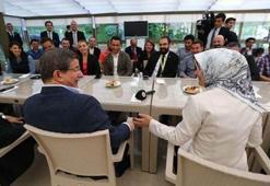 Davutoğlu Başbakanlık muhabirleriyle vedalaştı