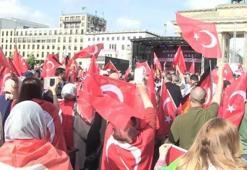 Almanya'da Türkler Ermeni iddialarını protesto etti