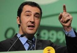 Türk vekil Cem Özdemir Ermeni rozetiyle konuştu: Katiller