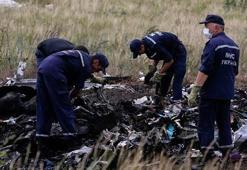 Ukrayna'da düşen uçağın yanında Rus füzesi bulundu