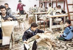 Savaştan kaçan çocuklar IŞİD’e üniforma dikiyor