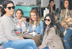 Kızlarla fikir alışverişi