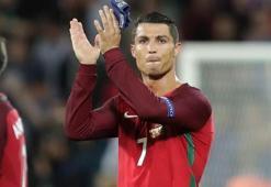 Ronaldo, efsane Figo'yu yakaladı!