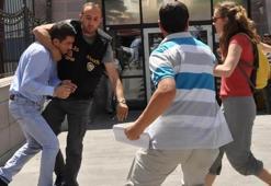 Ablasını bıçaklayan adama adliye önünde saldırdı