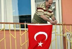 Ve balkondaki 'bayrak asan dayı' konuştu