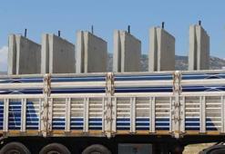 Operasyon bölgelerine beton bariyerler gönderiliyor