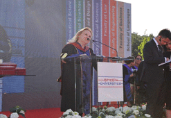 Özyeğin Üniversitesi’ndeki mezuniyete Muhtar Kent katıldı