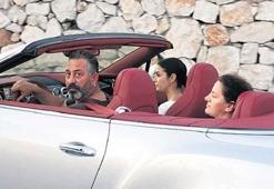 Eski eşini lüks arabasıyla Bodrum'da gezdirdi