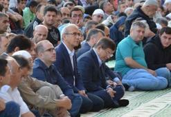 Davutoğlu ve Bakan Elvan, bayram namazını Konya'da kıldı