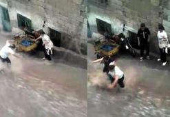 Anne çocuklarını selden kurtardı