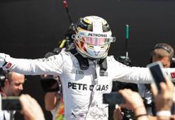 Britanya'da gülen Hamilton