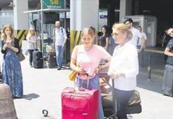 Caroline Koç kendi valizlerini taşıdı!