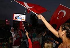 Halk toplanıyor, meydanlar doluyor