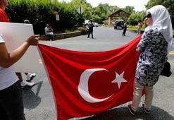 FETÖ liderinin çiftliğinin önünde Türklerden ‘darbe’ protestosu