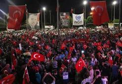 Türkiye'de demokrasi nöbeti sürüyor