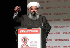 İmam, kürsüde prezervatif salladı!